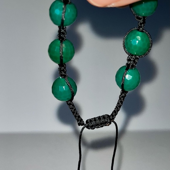 Macrame and bead bracelet. Emerald green glass beads. Adjustable. - Picture 5 of 5